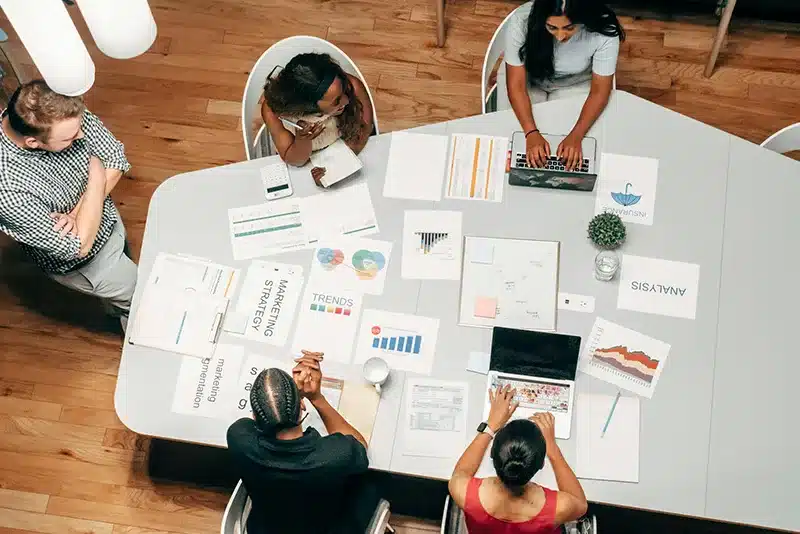 People discussing digital marketing plans to choose the right SEO company.